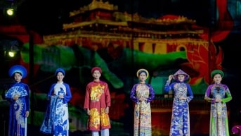 Áo dài lộng lẫy trong đêm tôn vinh