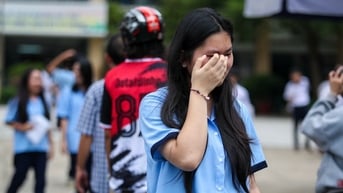Người rơi lệ, người tươi như hoa sau giờ thi toán lớp 10 TP.HCM