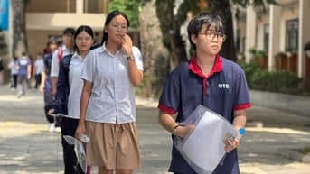 Hơn 800 thí sinh vắng mặt, 1 em bị đình chỉ ngày đầu thi vào lớp 10 ở Hà Nội