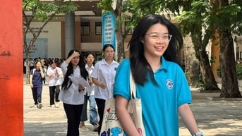 Thí sinh Hà Nội cười tươi vì đề môn thi đầu tiên vào lớp 10 'dễ thở'