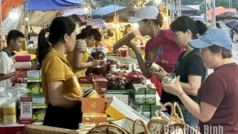 Trên 50 gian hàng tham gia Hội chợ quảng bá, giới thiệu thành tựu kinh tế - xã hội của huyện Lạc Sơn