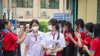 Một phòng thi lớp 10 tại TPHCM bất ngờ bị dột, thí sinh phải chuyển phòng thi