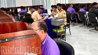Công an tỉnh Khánh Hòa tổ chức kỳ sát hạch, cấp giấy phép lái xe ô tô đợt đầu tiên cho 204 học viên