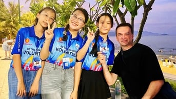 Những bạn trẻ làm hướng dẫn viên miễn phí cho du khách Nha Trang