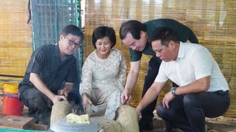 Nhóm lửa khai hội Festival Mỳ Quảng 2025