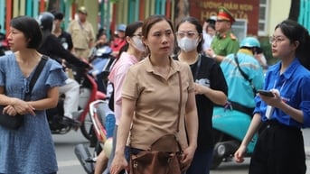 Gần 103.000 thí sinh Hà Nội bước vào môn thi đầu tiên, bố mẹ hồi hộp hơn con