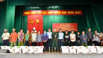 Học viện Lục quân thăm, tặng quà các gia đình chính sách, hộ khó khăn tại Lâm Hà