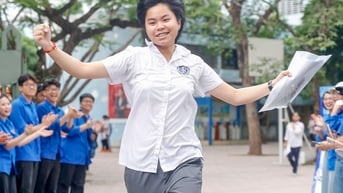Thi lớp 10 Hà Nội: Thí sinh ăn mừng, tự tin đạt điểm tuyệt đối ngoại ngữ