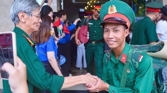Cựu chiến binh bắt tay, chào điều lệnh từng chiến sĩ làm nhiệm vụ A80