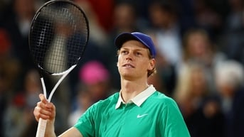 Sinner 'hạ đẹp' Djokovic ở bán kết Roland Garros 2025