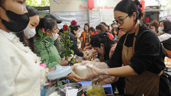 Tình người từ "Bữa cơm yêu thương"