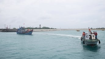 Lai dắt tàu cá Quảng Ngãi gặp sự cố trên biển vào đảo Song Tử Tây