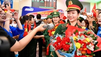 Người dân chào đón đoàn quân ra Bắc luyện tập diễu binh mừng 80 năm Quốc khánh