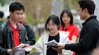Trường đại học thêm tổ hợp mới sau khi bộ 'tuýt còi' vụ bỏ xét tuyển khối C