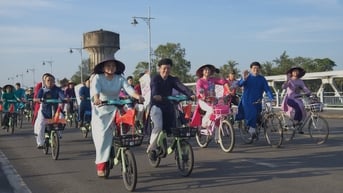 “Áo dài qua phố”