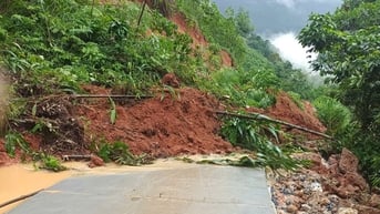 Bắc Quang: Mưa lớn gây sạt lở đất, 2 người bị thương