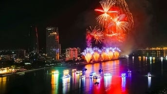 Bùng nổ 'bữa tiệc' ánh sáng trên sông Hàn trong đêm thi thứ 2 DIFF 2025