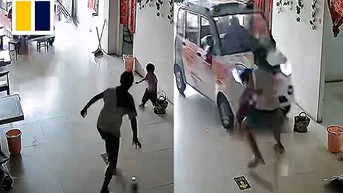 Thót tim khoảnh khắc bé gái cứu em khỏi "xe điên"