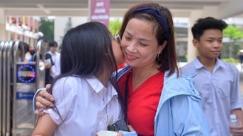 Đề thi toán vừa sức, thí sinh ăn mừng cùng phụ huynh trước cổng trường