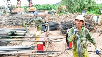 'Vượt nắng' thi công hai cây cầu nối đôi bờ sông Kinh Thầy