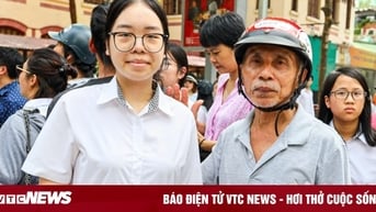 Ông ngoại 71 tuổi chờ ở điểm trường từ 5h để động viên cháu thi vào lớp 10