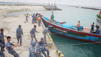 Lai dắt tàu cá gặp nạn về đảo Song Tử Tây