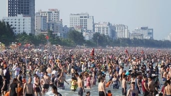 Cảnh trái ngược ở biển Sầm Sơn trong cao điểm du lịch hè