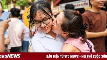 Phụ huynh oà khóc, ôm con sau tiếng hô 'chắc chắn đỗ rồi mẹ ơi'
