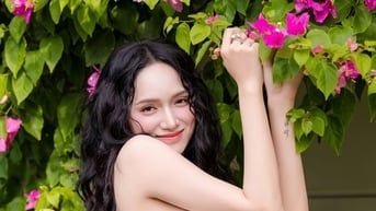 Hoa hậu Hương Giang diện bikini nóng bỏng, NSND Việt Anh khoe được tặng quà