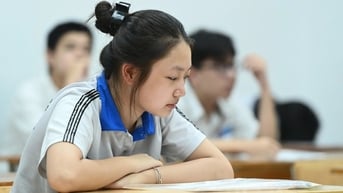 Thí sinh Hà Nội làm bài môn toán, kết thúc kỳ thi lớp 10 không chuyên