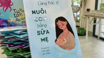 Giải đáp chuyện nuôi con bằng sữa mẹ qua sách của bác sĩ 35 năm kinh nghiệm