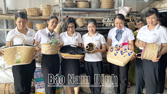 Đồng hành với phụ nữ nghèo