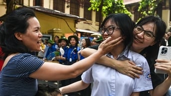 Tình yêu thương, nỗi niềm của các bậc cha mẹ trong kỳ thi lớp 10 ở Hà Nội