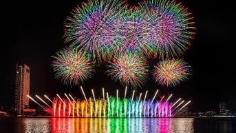 Đêm DIFF 2025 thứ hai: Tân binh pháo hoa Z121 Vina Pyrotech Việt Nam khiến 10.000 khán giả bất ngờ