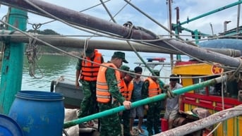 Đồn Biên phòng Thanh Lân kịp thời cứu tàu cá gặp nạn trên biển