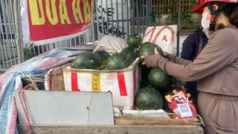 Dưa hấu được mùa, bán rẻ như cho