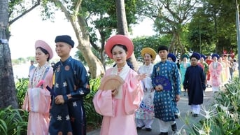 Bạn trẻ quảng diễn cổ phục Việt ở đường phố Huế