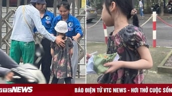 Em gái lớp 2 ngồi cổng trường thi đợi anh trai gây sốt mạng