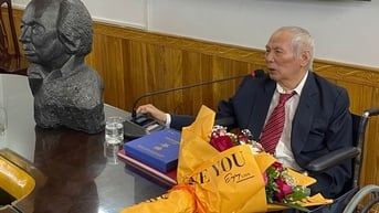 Văn nghệ sĩ tiếc thương Giáo sư Hoàng Chương qua đời