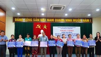 Mặt trận TP.Tam Kỳ trao sinh kế cho hộ nghèo và tặng quà học sinh