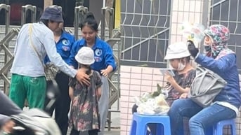 Chuyện bất ngờ sau hình ảnh nam sinh dắt em gái đến trường thi gây xúc động
