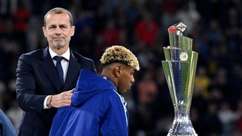 Lamine Yamal có hành động gây tranh cãi khi C.Ronaldo nâng cúp vô địch