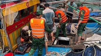 Đồn Biên Phòng Thanh Lân cứu hộ thành công 4 ngư dân gặp nạn trên biển