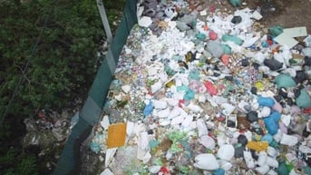 Hãi hùng núi rác bánh kẹo khổng lồ tại La Phù, hàng tấn đồ ăn trẻ em yêu thích bị đổ bỏ
