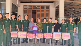 Các cấp Hội đồng hành cùng phụ nữ khó khăn và trẻ mồ côi