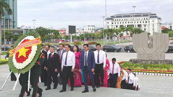 Dâng hương tưởng niệm anh hùng liệt sĩ trước kỳ họp thứ I HĐND TP Đà Nẵng khóa X