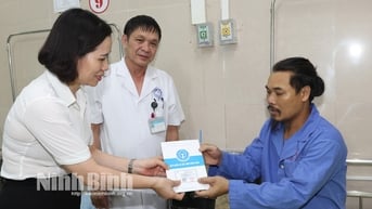 Trao quà và thẻ bảo hiểm y tế cho bệnh nhân có hoàn cảnh khó khăn