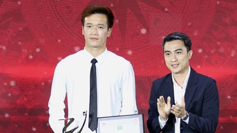 Hoang Duc និង Cong Phuong បានផ្តល់កិត្តិយសក្នុងកម្មវិធី V-League Awards