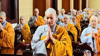 Đúng 6 giờ sáng ngày 1/7, các chùa trên toàn quốc cử chuông, trống cầu quốc thái dân an 