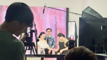 Bán hàng qua livestream: Chốt đơn từ bó rau vài ngàn đến siêu xe tiền tỉ